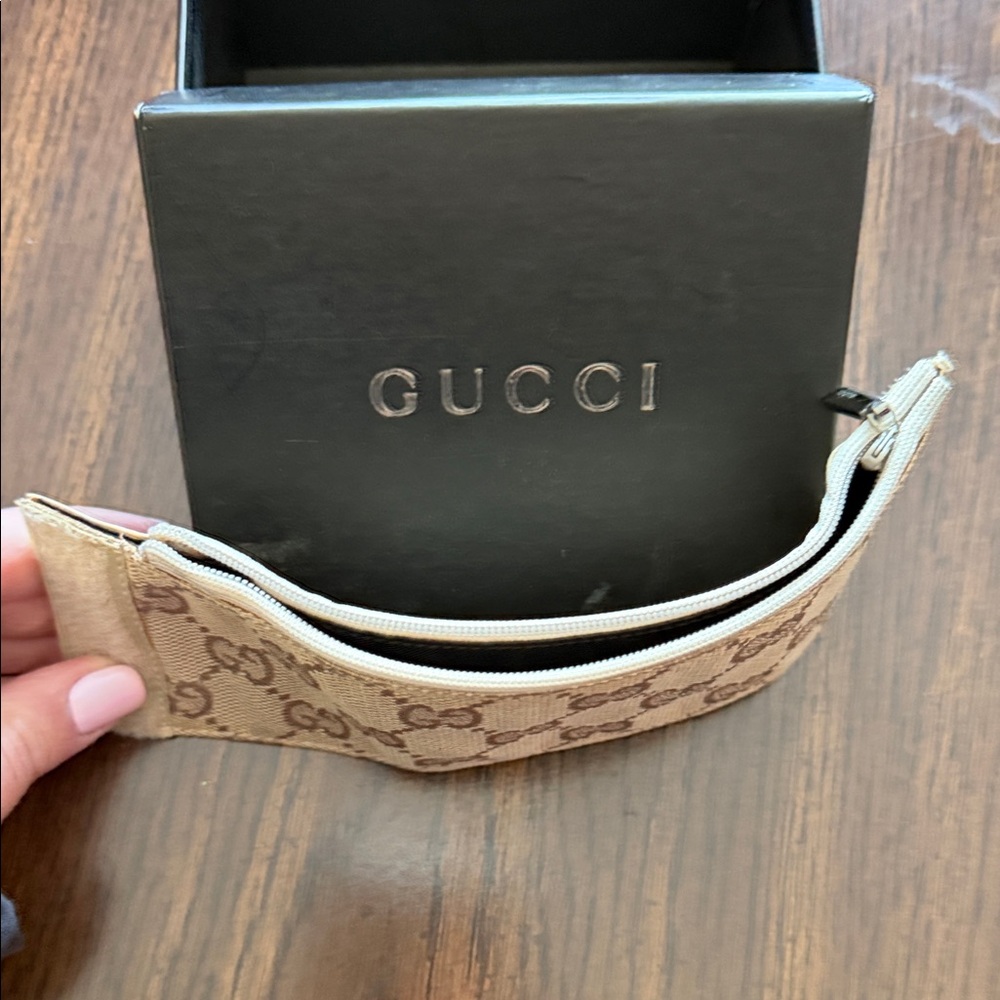 Gucci Beige Wristband Wallet - Picture 2 of 11